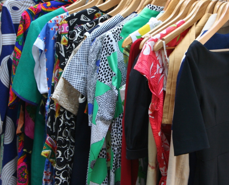 magasin-SOSPEL-min_dresses_apparel_clothing_clothes_clothes_hangers_wooden_hangers_retail_shop_closet-1149845