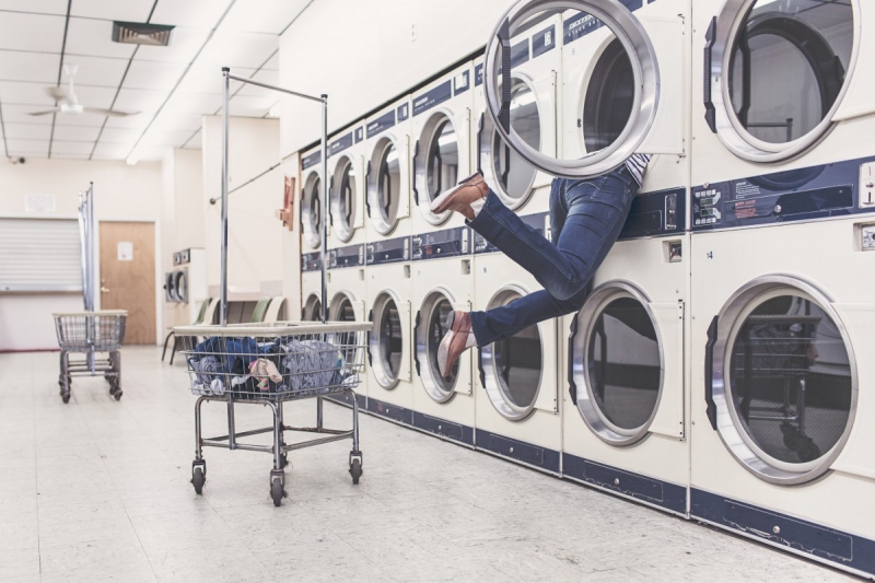 magasin-SOSPEL-min_laundry_washing_machines_housewife_household_laundry_shop_woman_funny_accident-946996